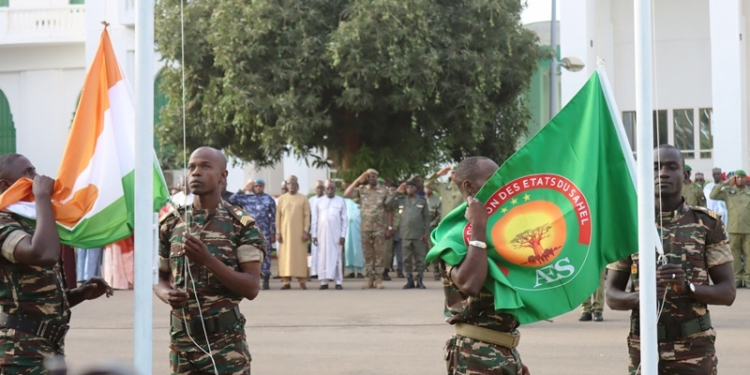 le drapeau de l’Alliance des États du Sahel hissé